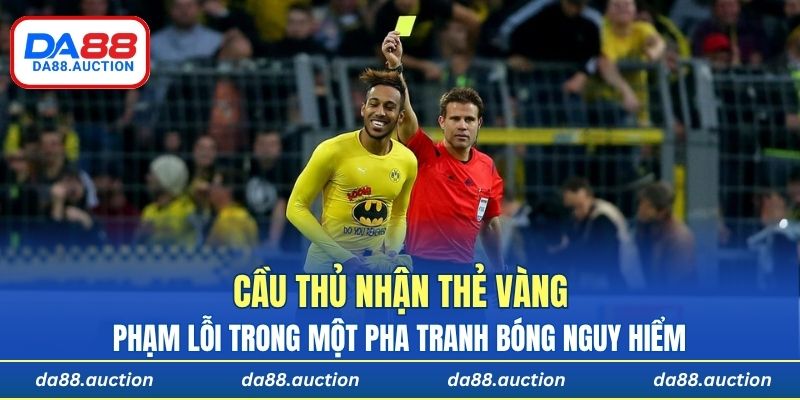 Cầu thủ nhận thẻ vàng vì phạm lỗi trong một pha tranh bóng nguy hiểm
